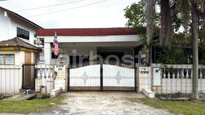 A gated entrance to a property named Aqua Villa, with a flag and a street sign indicating its address. - Family Home Ampang Utama (Ampang)
