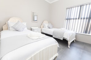 3 bedrooms, iron/ironing board, WiFi, bed sheets - Coastal Comfort | Balcony | Pool | Sea Views (Margate)