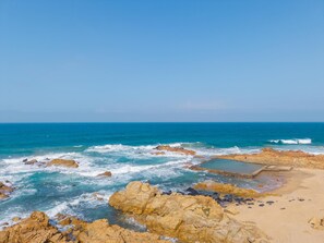 On the beach - Coastal Comfort | Balcony | Pool | Sea Views (Margate)