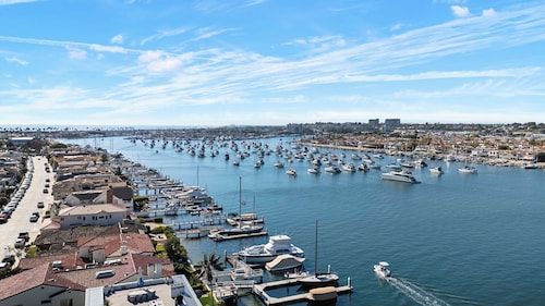 Newport Beach Balboa Peninsula 2BR • King Bed •Wifi • Steps to Sand •Beach Gear