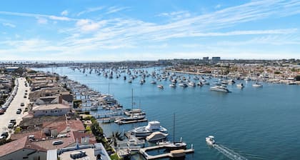Newport Beach Balboa Peninsula 2BR • King Bed •Wifi • Steps to Sand •Beach Gear