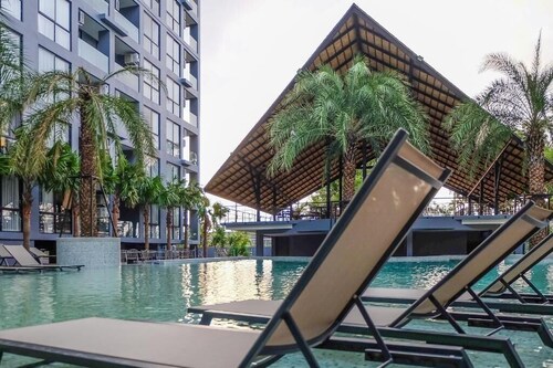 1BR Suite with Rooftop Pool C223