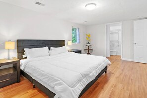 3 bedrooms, iron/ironing board, WiFi, bed sheets - Serene Home on Grand River (Lansing)