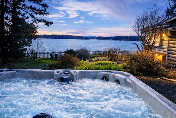 Outdoor spa tub