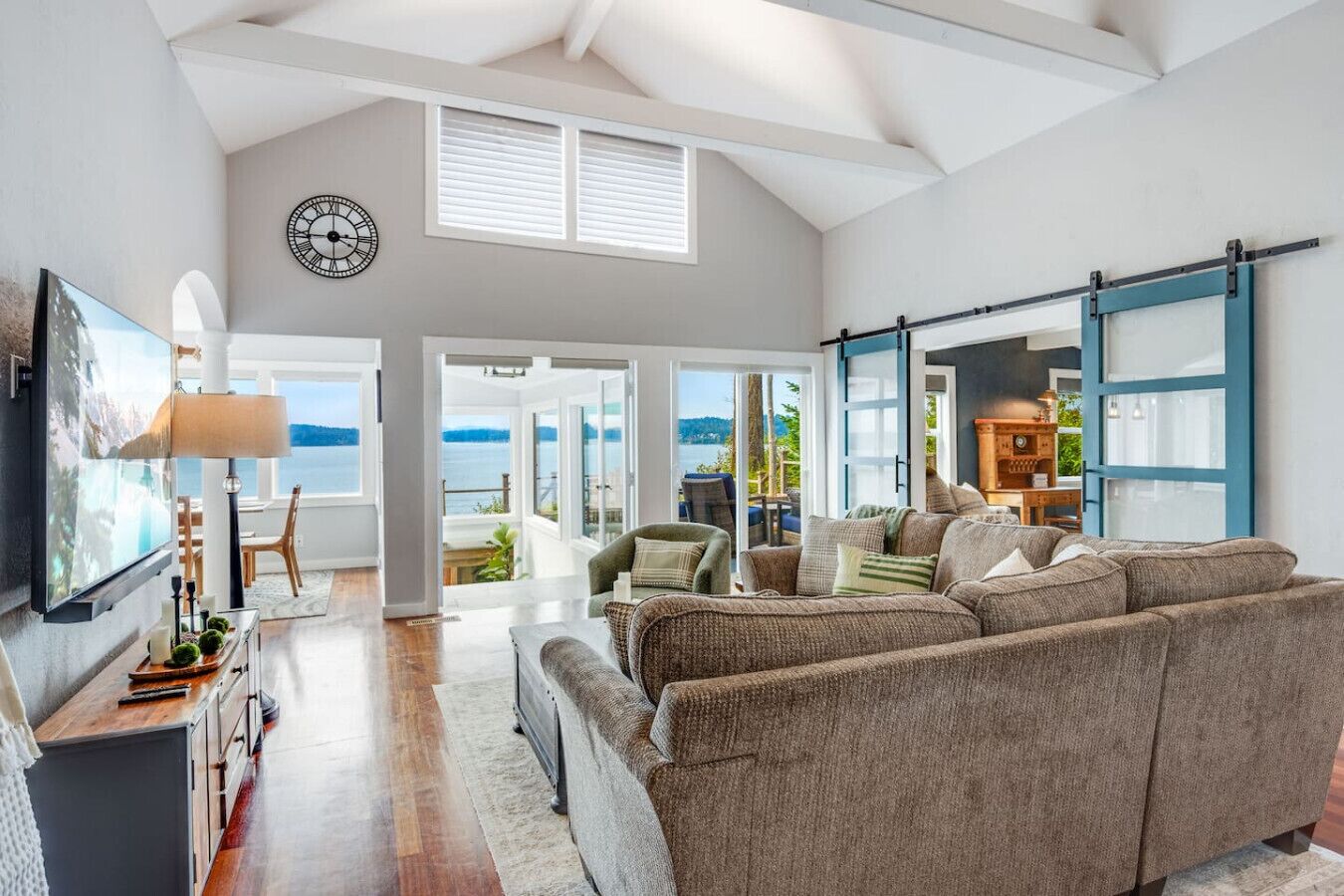 Älytelevisio, takka, DVD-soitin, kirjoja