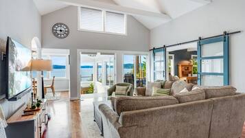 Älytelevisio, takka, DVD-soitin, kirjoja