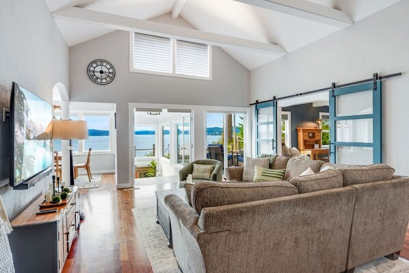 Smart TV, fireplace, DVD player, books