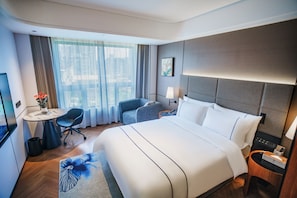 Quarto casal elite, vista para a cidade | Cofres nos quartos, cortinas blackout, ferros/tábuas de passar roupa
