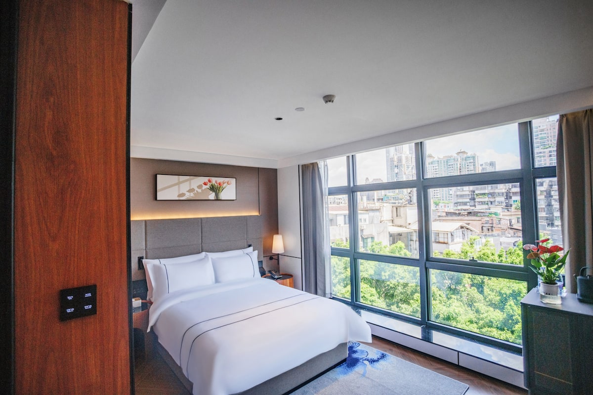 Quarto solteiro superior, vista para a cidade | Cofres nos quartos, cortinas blackout, ferros/tábuas de passar roupa