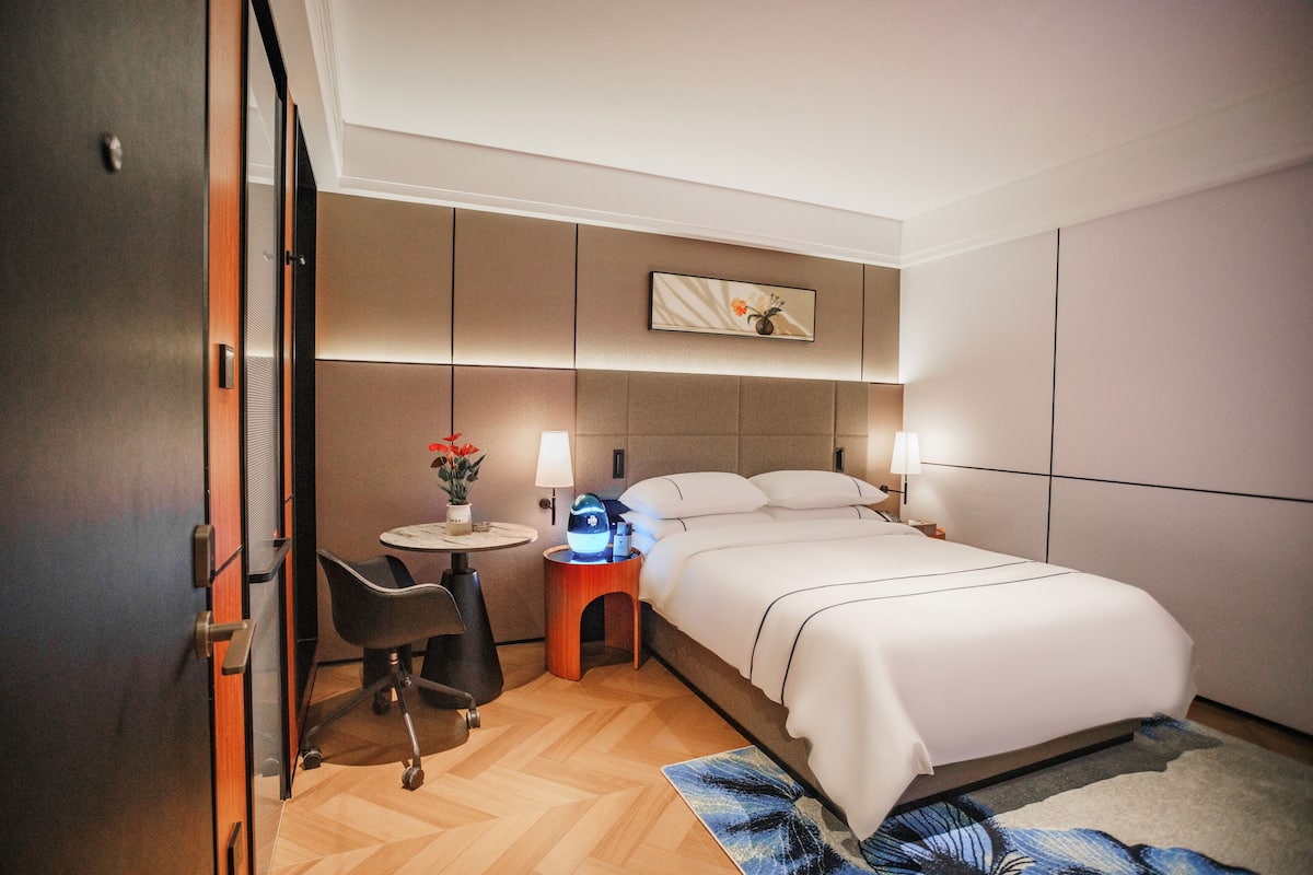 Quarto solteiro, 1 cama Queen, para não fumantes, serviço de arrumação | Cofres nos quartos, cortinas blackout, ferros/tábuas de passar roupa
