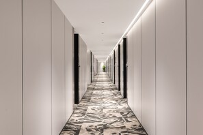 Handrails in hallways - Value Comfort Hotel Guangzhou (Guangzhou)