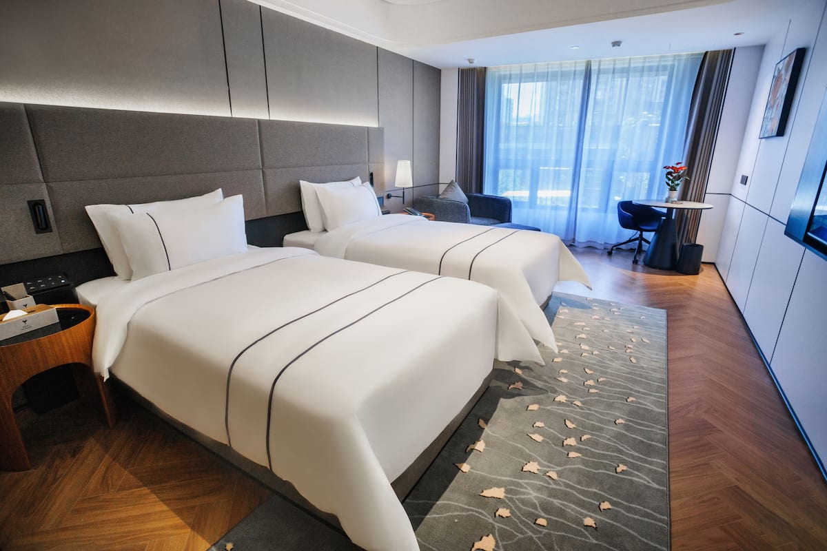 Quarto duplo elite, vista para a cidade | Cofres nos quartos, cortinas blackout, ferros/tábuas de passar roupa