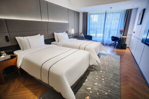 Elite-Zweibettzimmer, Stadtblick | Zimmersafe, Verdunkelungsvorhänge, Bügeleisen/Bügelbrett