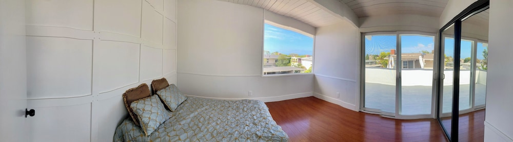 Picture of Cozy Penthouse , Private Beach access, Pool walk to Shops - Newport ...