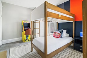 3 bedrooms, desk, iron/ironing board, travel crib - Backyard Escape: Outdoor Movie, Dome, Mini Golf, hot tub, fire pit, grill, mural (Columbus)