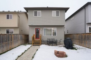 Exterior - Fully Furnished House For a Family or Group Vacation YYC (Calgary)