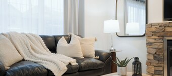 Clean and Bright Furnished House For a Family or Group Vacation YYC