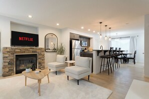 Interior - Fully Furnished House For a Family or Group Vacation YYC (Calgary)