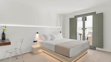 Quarto moderno com cama, mesas de cabeceira e vista desimpedida para a varanda.