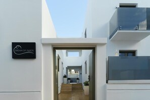 Ein moderner Gebäudeeingang, auf dem ein Schild mit der Aufschrift "Dream of Paros" steht.