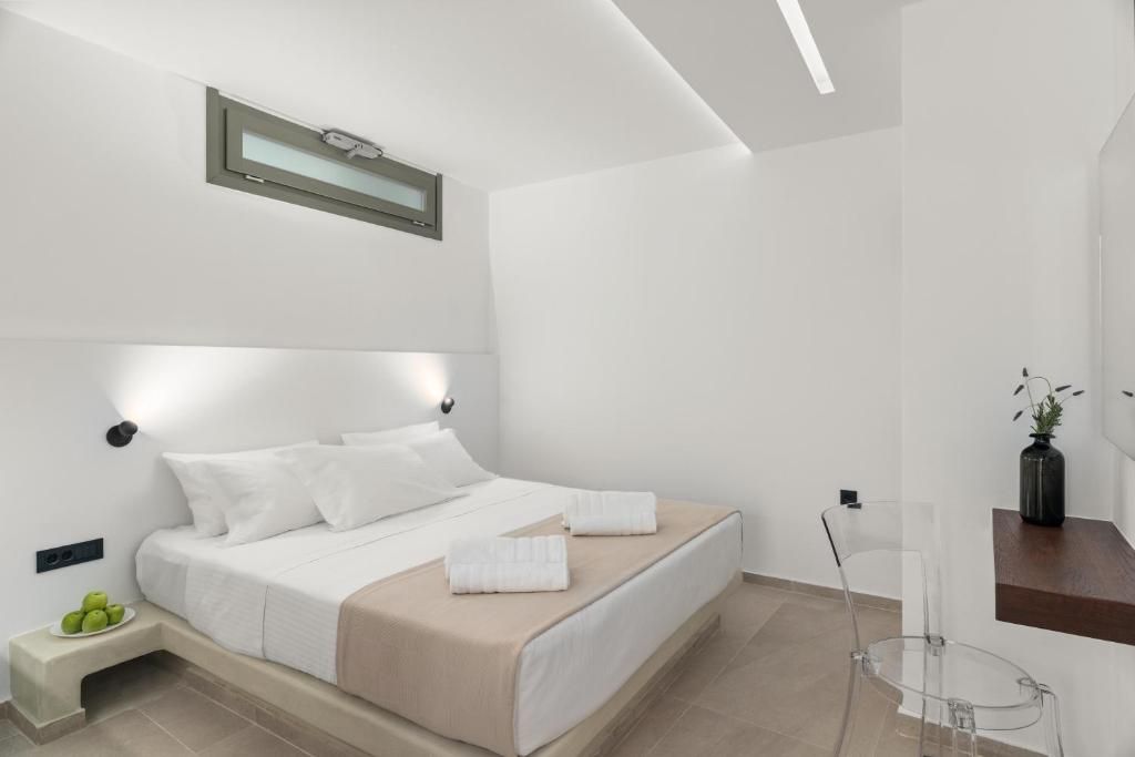 Un dormitorio moderno con cama, mesita de noche y una planta pequeña.