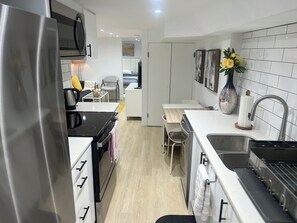 Refrigerador, microondas, horno y parrilla de estufa 