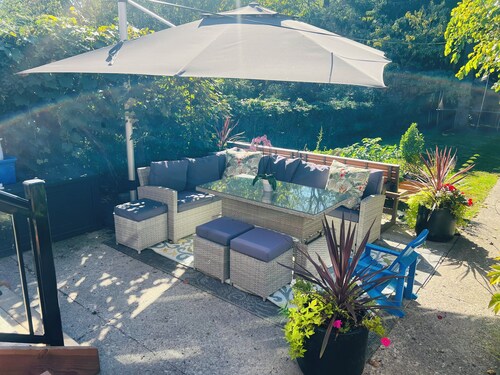 Gorgeous renovated 1 bedroom basement suite located in Toronto's  upper beaches.