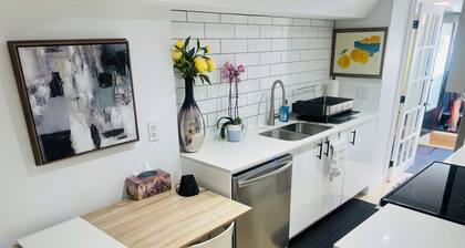 Gorgeous renovated 1 bedroom basement suite located in Toronto's upper beaches.
