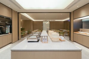 A modern hotel lobby with a long reception desk, seating area, and a large flat-screen TV. - Ji Guangzhou Beijing Road Tuanyida Square (Guangzhou)