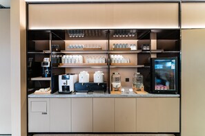 A kitchenette with a coffee machine, jars, and a refrigerator. - Ji Guangzhou Nansha Phoenix Avenue Huanyu City (Guangzhou)