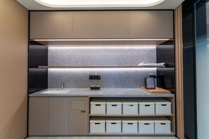 Una cucina moderna con lavello integrato, piano di lavoro e cassettiere.