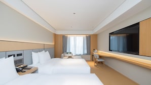 A hotel room with two beds, a desk, a TV, and a window with curtains. - Ji Guangzhou Nansha Phoenix Avenue Huanyu City (Guangzhou)