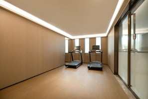 A modern, well-lit room with two treadmills, a large window, and a glass partition. - Ji Guangzhou Liwan TCL Yunfeng Technology Park (Guangzhou)