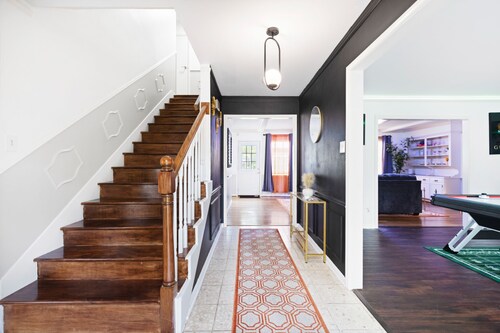 Houston Escape w/ Movie Room, Game Fun & Hot Tub , 15 Min IAH