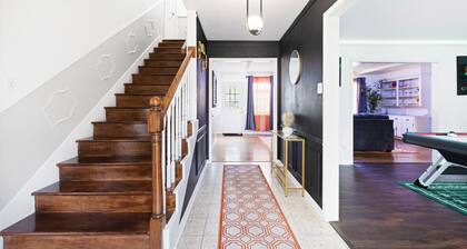 Houston Escape w/ Movie Room, Game Fun & Hot Tub , 15 Min IAH