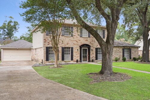 Houston Escape w/ Movie Room, Game Fun & Hot Tub , 15 Min IAH