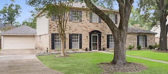 Houston Escape w/ Movie Room, Game Fun & Hot Tub , 15 Min IAH