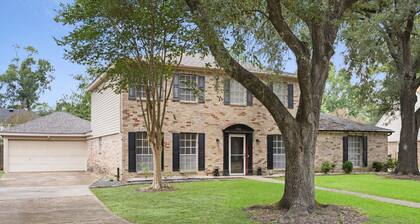 Houston Escape w/ Movie Room, Game Fun & Hot Tub , 15 Min IAH