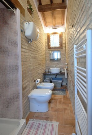 Shower, bidet - DEPENDANCE ON THE GARDEN (Uncinano, Spoleto)
