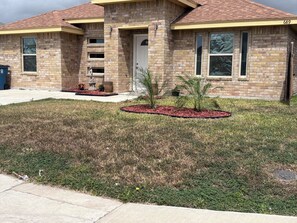 Exterior - Quite 3 Br home  near SPACE X -SPI & Airport.work space -sleeps 6. (Brownsville)
