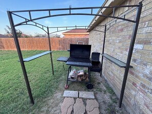 Terrace/patio - Quite 3 Br home  near SPACE X -SPI & Airport.work space -sleeps 6. (Brownsville)