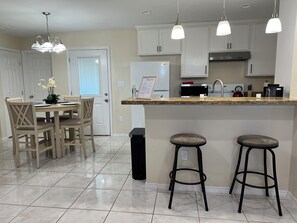 Dining - Quite 3 Br home  near SPACE X -SPI & Airport.work space -sleeps 6. (Brownsville)