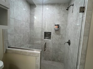 Secadora de cabello, toallas, jabón, shampoo 