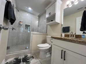 Hair dryer, towels, soap, shampoo - Quite 3 Br home  near SPACE X -SPI & Airport.work space -sleeps 6. (Brownsville)