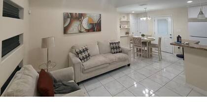 Quite 3 Br home near SPACE X -SPI & Airport.work space -sleeps 6.