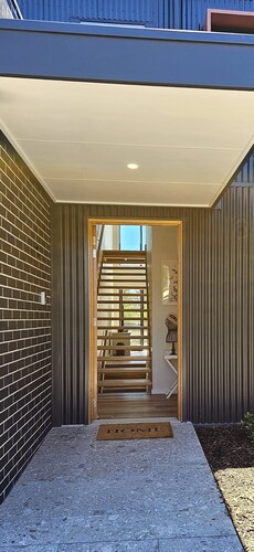 Luxury new 4bedrm Townhouse with 2 cars garage, Wifi, Woden CBD