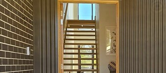 Luxury new 4bedrm Townhouse with 2 cars garage, Wifi, Woden CBD