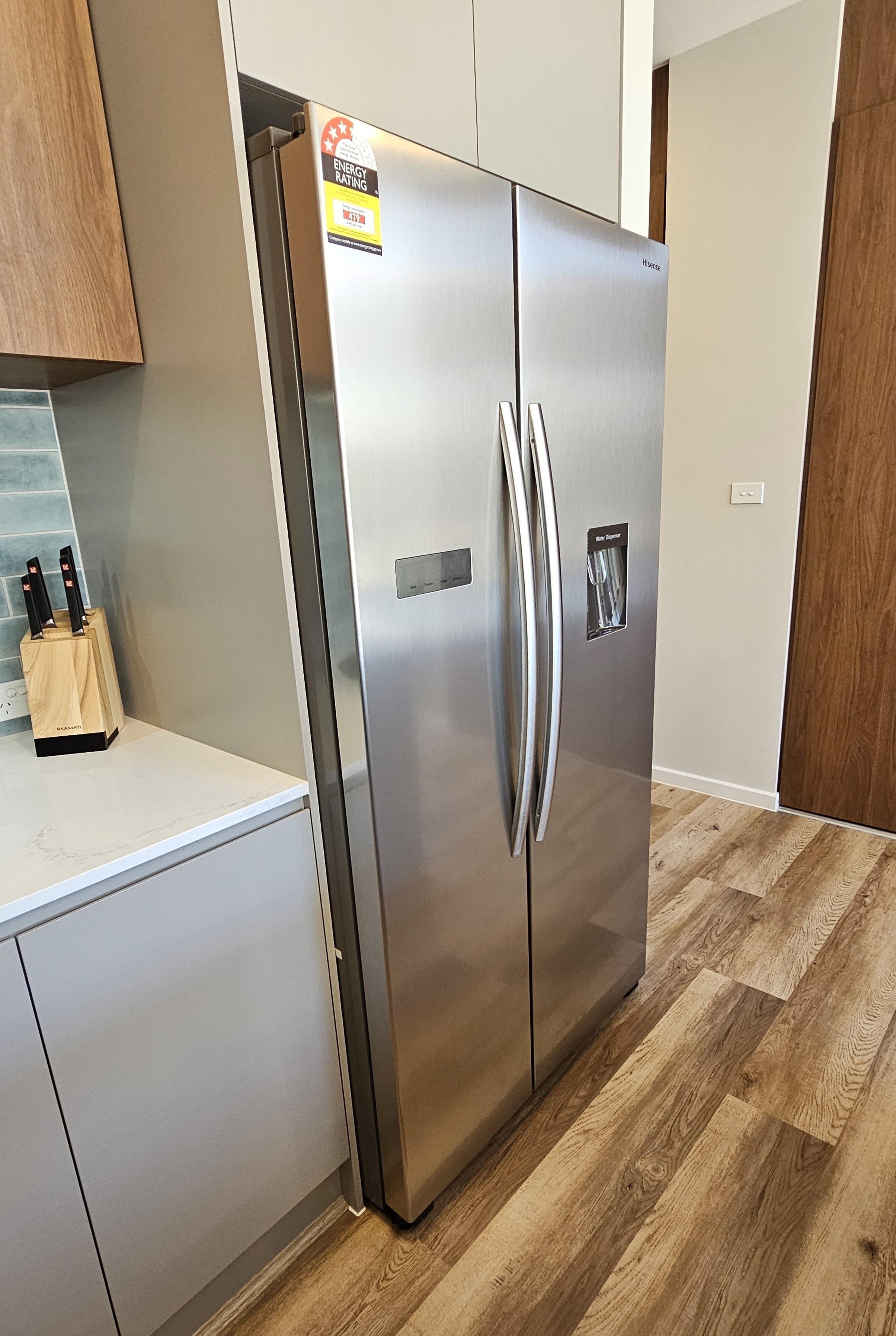 Un refrigerador de acero inoxidable con una etiqueta que indica su calificación energética.
