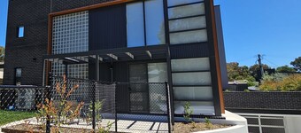 Luxury new 4bedrm Townhouse with 2 cars garage, Wifi, Woden CBD