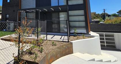 Luxury new 4bedrm Townhouse with 2 cars garage, Wifi, Woden CBD